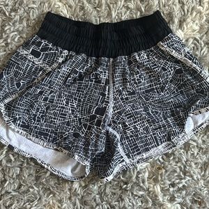 RARE Lululemon black/white TRACKERS 4" (no longer made)